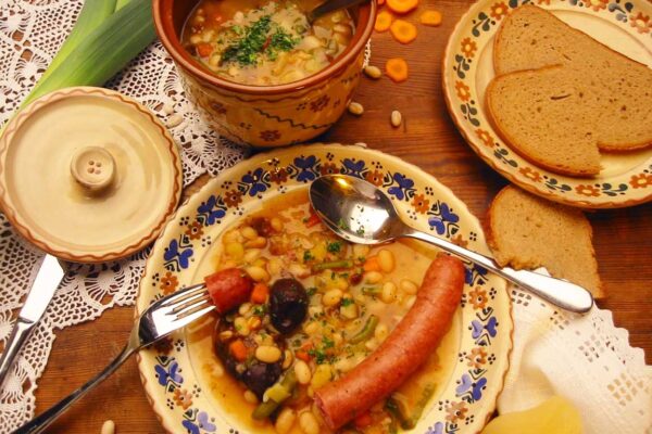 Birnen- und Bohneneintopf mit geräucherter Odenwälder Bratwurst