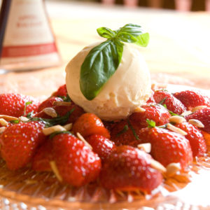 Marinierte Erdbeeren mit #Apfelbalsam, Basilikum und Vanilleeis